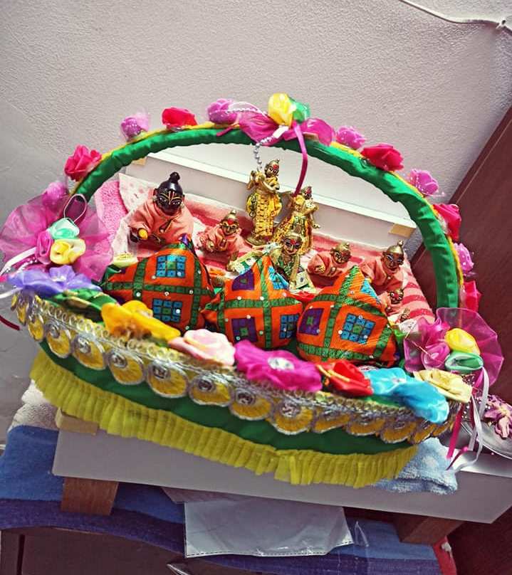 Tokri Apradha: Carrying deities in the baskets - Vrindavan Today