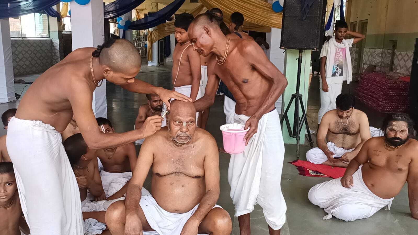 Saints Get Tonsured for Mudiya Puno Shobhayatra